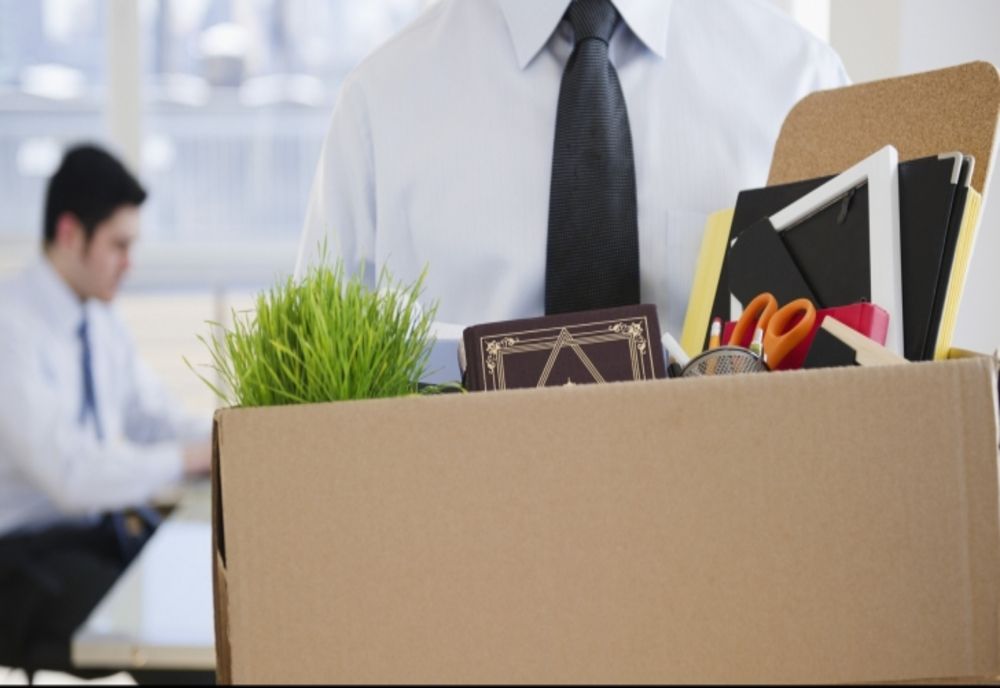 CEL MAI MARE EXOD DE FUNCȚIONARI FEDERALI DIN ULTIMELE DECENII: 150.000 DE ANGAJAȚI PLEACĂ DIN ADMINISTRAȚIA TRUMP CONTRA COST