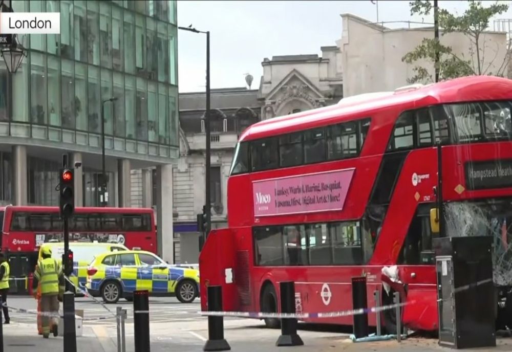 MAI MULȚI RĂNIȚI DUPĂ CE UN AUTOBUZ A LOVIT PIETONI PE VICTORIA STREET, ÎN CENTRUL LONDREI