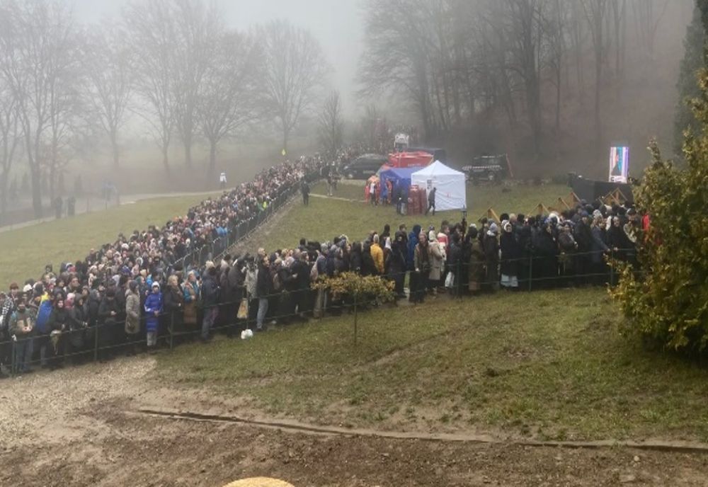 Îmbulzeală la slujba de canonizare a părintelui Arsenie Boca. Zeci de pelerini au avut nevoie de ajutor medical