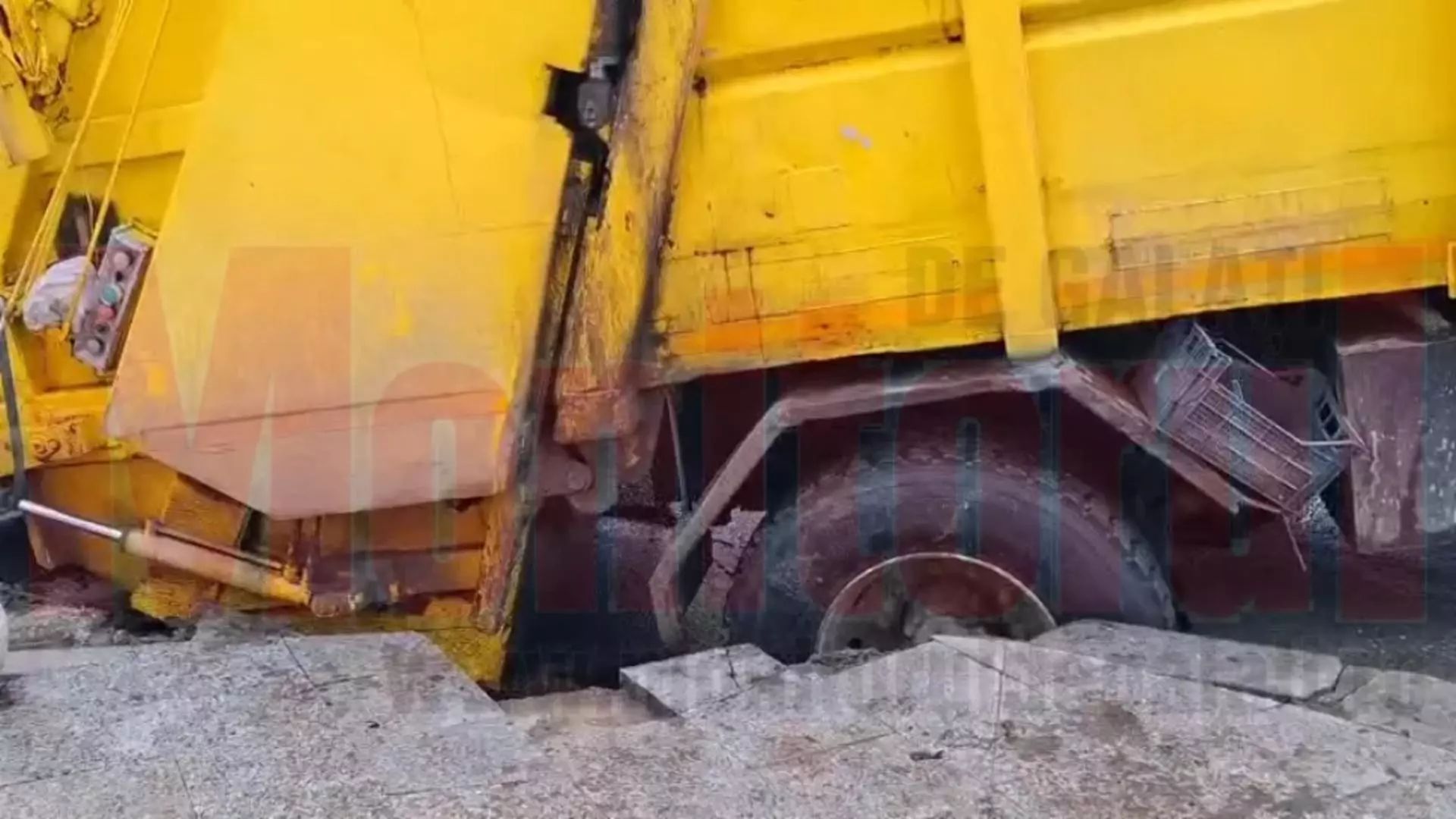 Șosea surpată în centrul Galați: o mașină de gunoi a căzut într-o groapă / SURSA: Monitorul de Galați