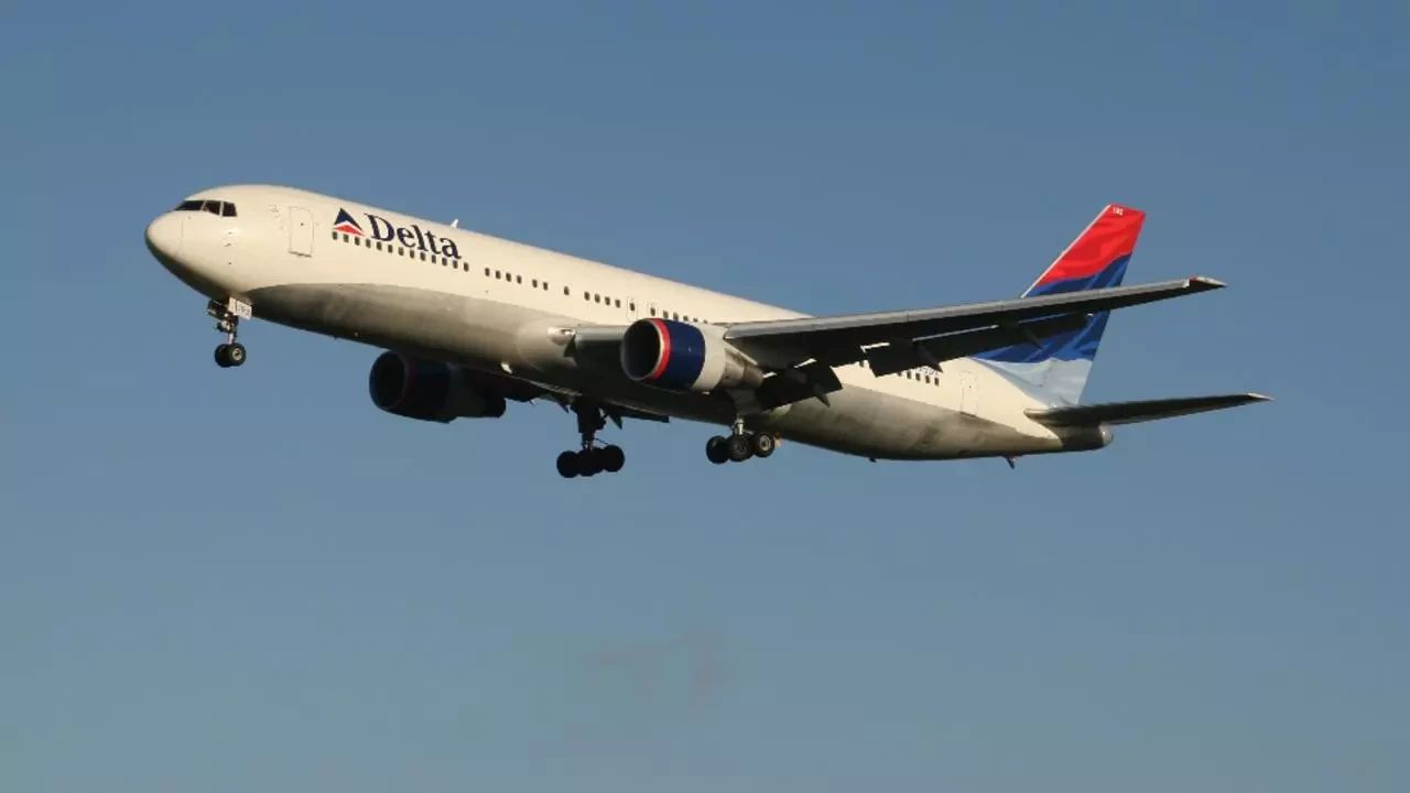 Panică, în aer! Mai multe persoane, rănite după turbulențe în timpul unui zbor Delta Airlines Los Angeles–Sydney