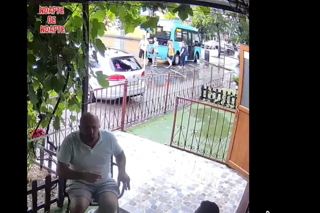Imagini revoltătoare la Galați: Femeile împing un autobuz stricat, în timp ce bărbații filmează de la terasă și se amuză VIDEO