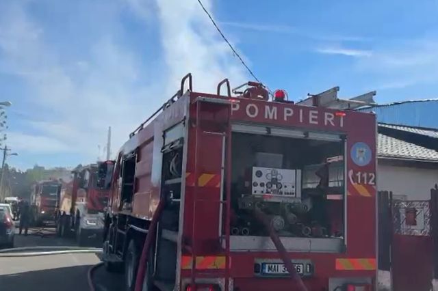 Incendiu major în Galați după ce o casă a fost lovită de un fulger