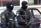Bărbat împuşcat de poliţişti, după ce i-a atacat cu pietre şi cu o şurubelniţă