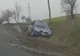 Un șofer de 72 de ani a pierdut controlul volanului și a intrat într-un mal de pământ