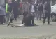 Video: Individ care amenința un cetățean în stația de autobuz imobilizat de un polițist local aflat în timpul liber