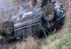A intrat cu mașina într-un cap de pod și s-a răsturnat
