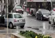 Focuri de armă în centrul municipiului Galați. Polițiștii caută doi bărbați care se aflau într-o mașină cu care au intrat în peretele unei clădiri și apoi au fugit de polițiști