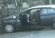 A furat un autoturism din fața unei vulcanizări și a intrat cu mașina în gard