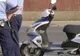 Un bărbat de 68 de ani, fără permis, a intrat cu mopedul într-un autoturism