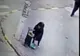 Video: Amendată cu 800 lei pentru că a lăsat sacii de gunoi pe stradă 