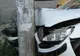 A furat mașina surorii sale și a intrat cu ea într-un stâlp de electricitate