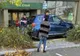A urcat cu mașina pe spațiul verde și a distrus o bancă