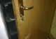 Concubin recalcitrant. A spart broasca de la intrare și ușa de la un dulap