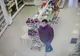 Video: Bărbat căutat pentru furtul unui telefon dintr-o farmacie din Galați
