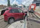 Foto: O șoferiță a intrat cu mașina în stația de tramvai, apoi a ricoșat în refugiul pentru pietoni unde a lovit gardul de protecție, precum și semaforul electric 