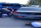 Un gălățean băut și fără permis reținut după ce a intrat cu mașina într-un indicator și într-o bordură, iar apoi a lovit portiera și ușa culisantă de la o autospecială a Jandarmeriei