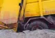 O mașină de gunoi a căzut într-o groapă după ce drumul s-a surpat