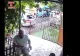 Imagini revoltătoare la Galați: Femeile împing un autobuz stricat, în timp ce bărbații filmează de la terasă și se amuză VIDEO
