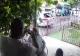 Femeile împingeau microbuzul, bărbații comentau de la terasă. Scene incredibile în Galați - VIDEO